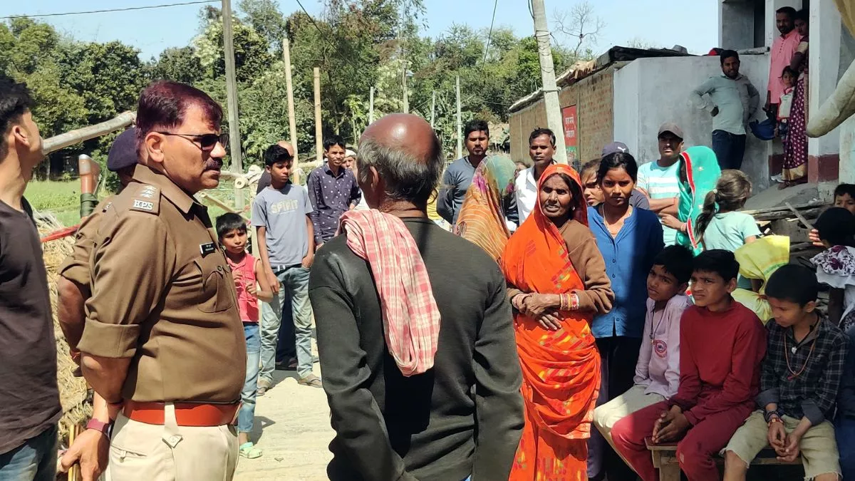 Bihar News: पुजारी को बंधक बनाकर मंदिर में डकैती, बगल के घर में भी डाका; 30 लाख के आभूषण लूट ले गए बदमाश