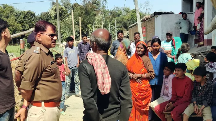 डकैती स्थल पर पूछताछ करते एसडीपीओ पवन कुमार (जागरण)