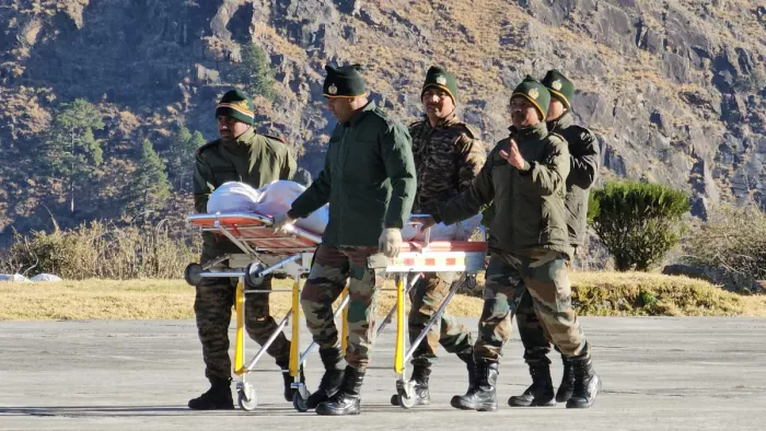 Chamoli Avalanche Update: चमोली एवलांच में निकाले श्रमिक को लेकर जाते जवान।