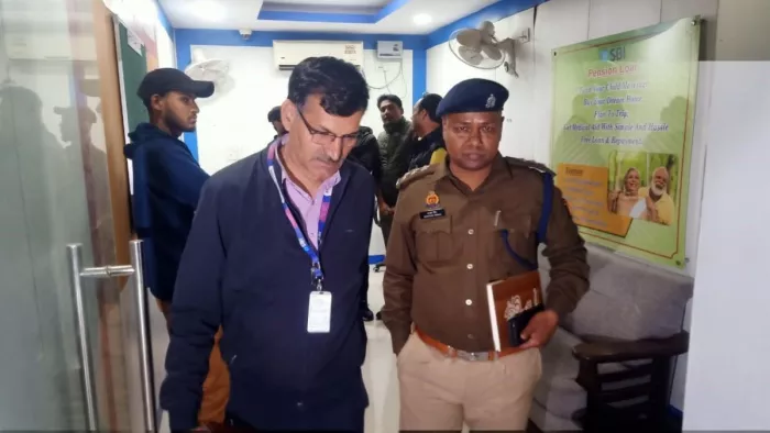 गांधी बाग के पास एसबीआइ बैंक के एटीएम की जांच करते सीओ और कंपनी के अधिकारी।