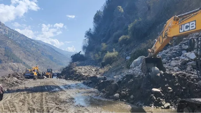 कुल्लू मनाली राष्ट्रीय राजमार्ग वाहनों के बहाल होने के बाद। (फोटो- जागरण)