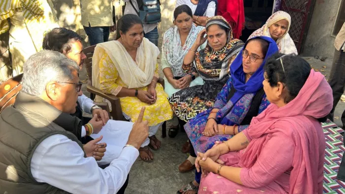 परिजन को जानकारी देते हिमानी की मां सविता रानी। जागरण फोटो
