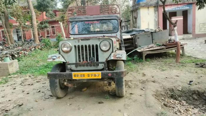 थाना में बदलकर लगाई गई जर्जर जीप
