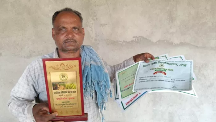 झारखंड के चतरा जिले में स्थित बकचुम्मा गांव में रहने वाले उदय दांगी। फ़ोटो- जागरण