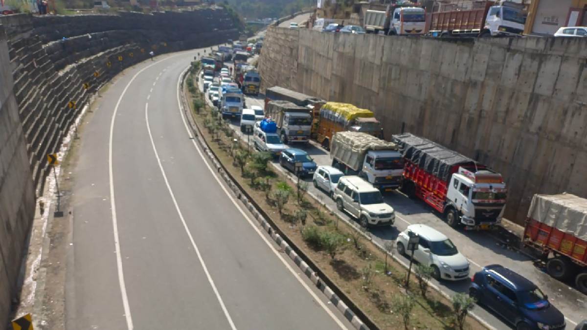 https://www.jagranimages.com/images/newimg/02032025/02_03_2025-jk_highway_23893229.jpg