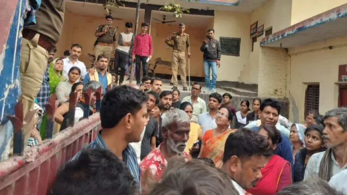 मझावन चौकी में हंगामा करते लोग। इंटरनेट मीडिया