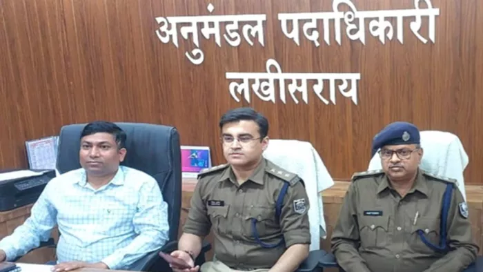 अनुमंडल कार्यालय में प्रेस कांफ्रेंस करते हुए एसडीओ चंदन कुमार और एसडीपीओ शिवम कुमार