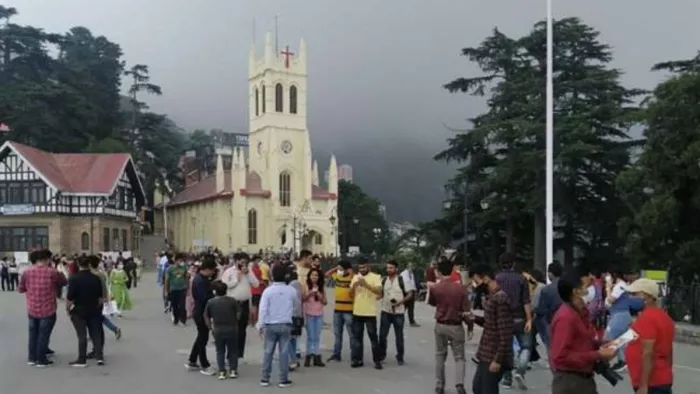 हिमपात के बीद रिज मैदान में सैलानियों का जमावड़ा
