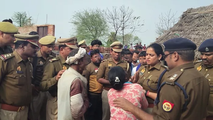 घटना के संबंध में जानकारी करती एसपी अंकिता शर्मा साथ में मौजूद हैं एएसपी राजेश भारती, सीओ आरके पांडेय। जागरण