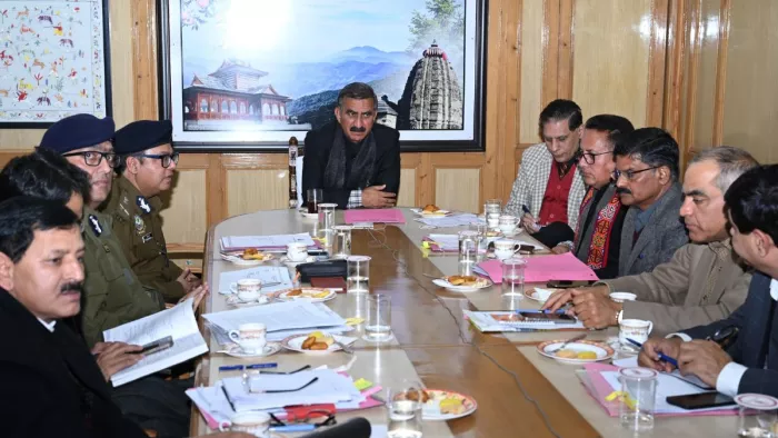 मुख्यमंत्री सुखविंदर सिंह सुक्खू पुलिस व अन्य विभागों के वरिष्ठ अधिकारियों की उच्च स्तरीय बैठक की अध्यक्षता करते हुए।