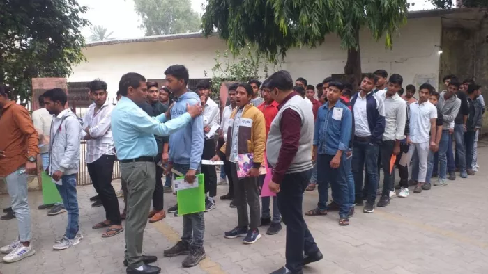 अविनाशी सहाय आर्य इंटर कॉलेज में परीक्षा से पूर्व परीक्षार्थियों की तलाशी लेते आंतरिक सचल दल के शिक्षक। जागरण