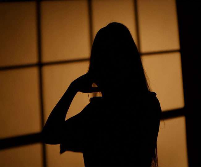 महिला शिक्षिका को रात में फोन करता था डेयरी कॉलेज का डीन। प्रतीकात्‍मक तस्‍वीर