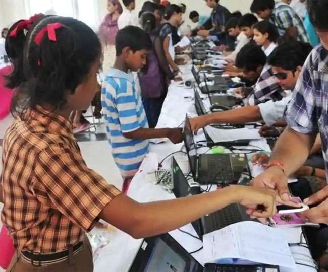जच्चा-बच्चा आधार सेवा केंद्र पर कार्ड बनवानते हुए बच्चे। फाइल फोटो।