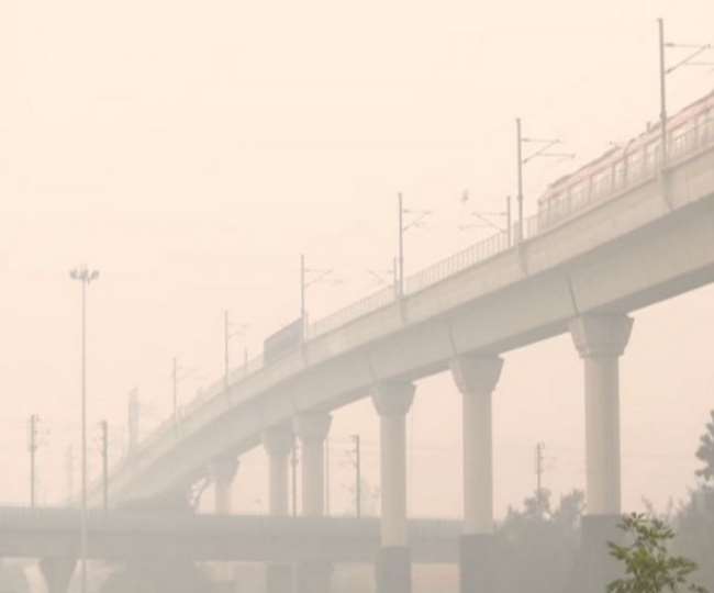 दिल्ली में प्रदूषण को दिखाती प्रतीकात्मक तस्वीर।