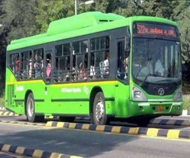 शुक्रवार को कई बसों के सामने लेन में कार, ई रिक्शा व अन्य वाहनों के आने से परिचालन प्रभावित रहा।