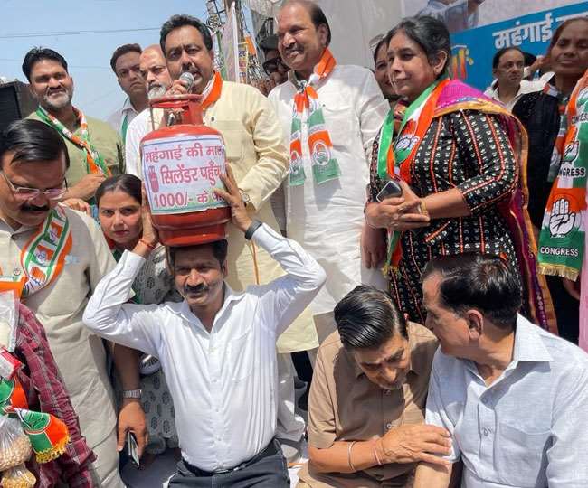 सिर पर सिलेंडर रख कांग्रेसियों ने किया महंगाई के खिलाफ प्रदर्शन