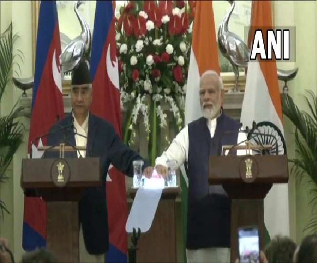 पीएम नरेद्र मोदी और नेपाली पीएम शेर बहादुर देऊबा ।