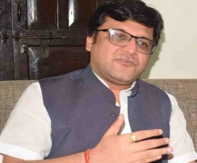 आबकारी मंत्री नितिन अग्रवाल (स्वतंत्र प्रभार) ने सपा के राष्ट्रीय अध्यक्ष अखिलेश यादव पर चुटकी ली।