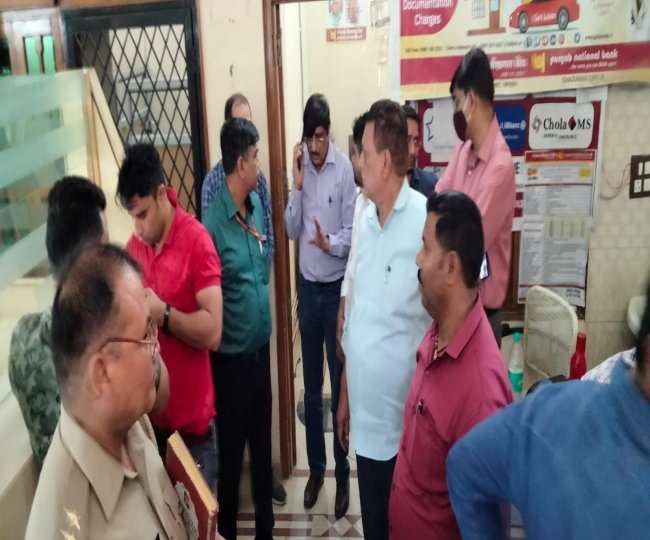 सिहानी गांव स्थित नूर नगर में पंजाब नेशनल बैंक में लूट के बाद मौके पर बैंक कर्मी। मनोज कुमार