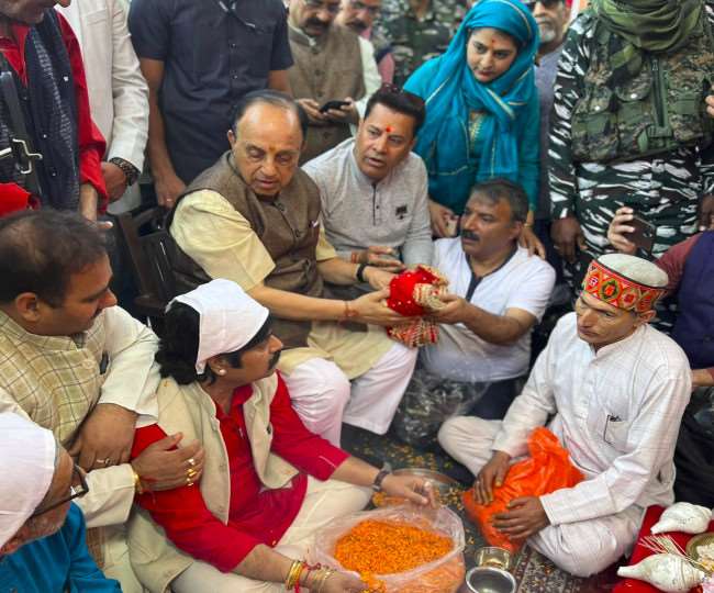 सुब्रमण्यम स्वामी कश्मीर में जेके पीस फोरम द्वारा आयोजित नवरेह मिलन कार्यक्रम में भाग लेते हुए।