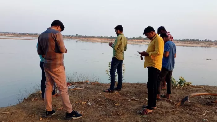 नासरीगंज में काव नदी किनारे औरंगाबाद की सीमा पर इंटरेट कनेक्शन ढूंढते सासाराम के युवा। जागरण