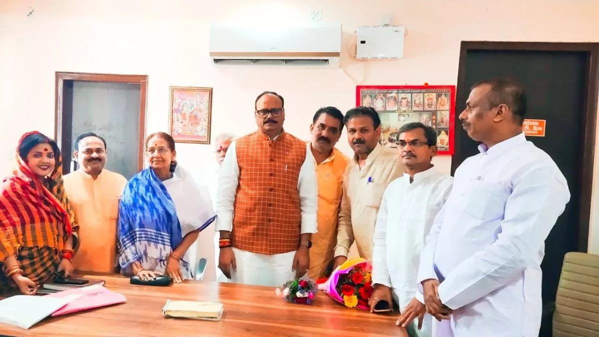 प्रयागराज के दो दिवसीय दौरे पर उप मुख्यमंत्री ब्रजेश पाठक, बैठक में बोले-हर बूथ जीतने का बनाएं लक्ष्य