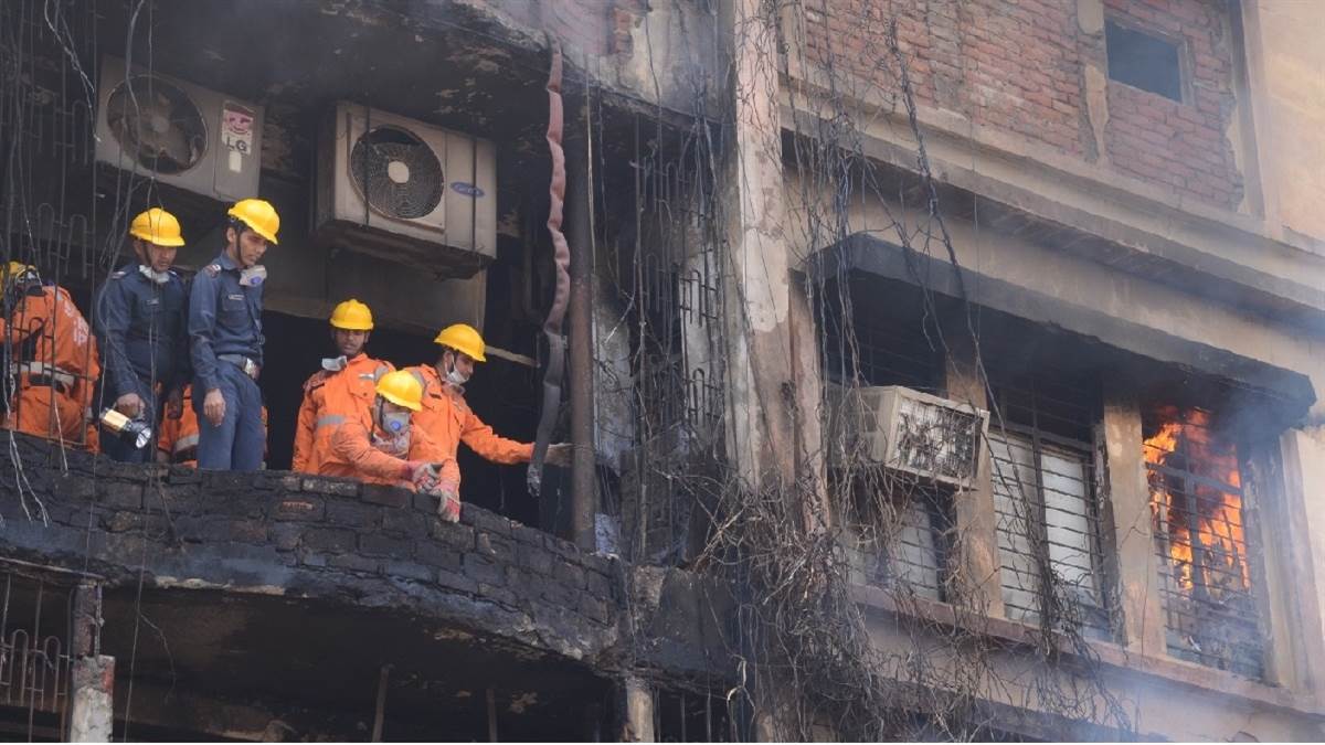 बांसमंडी अग्निकांड के 65 घंटे बाद भी सुलग रही दुकानें, अभी भी राहत
