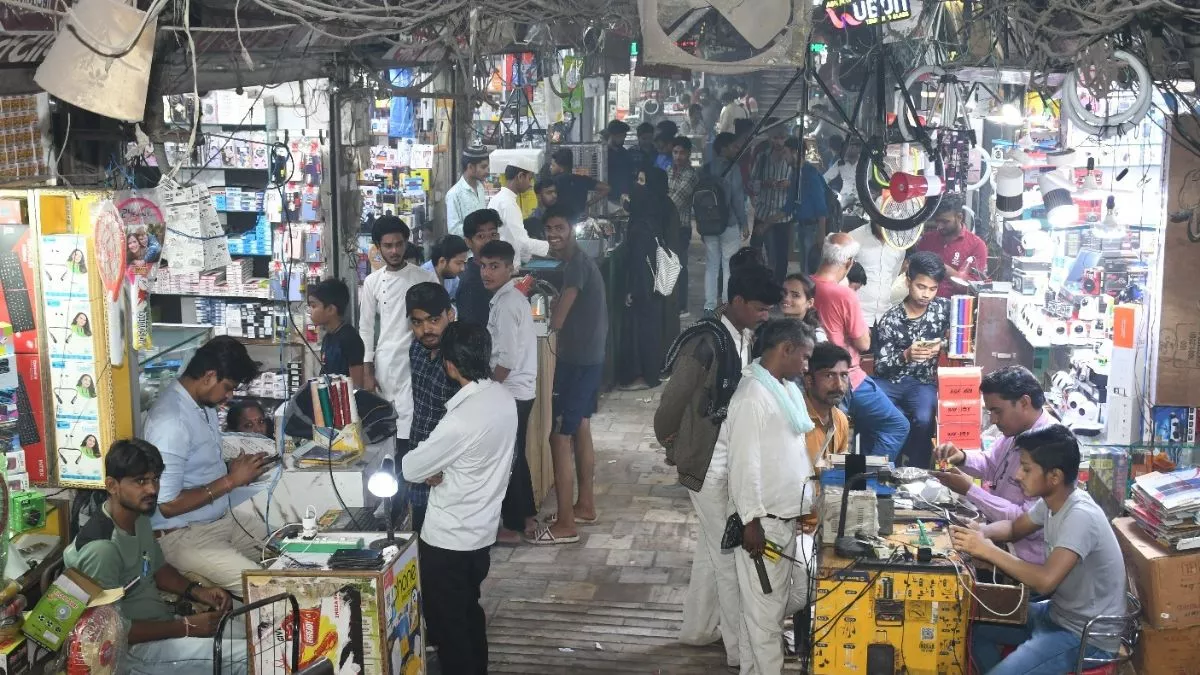 Kanpur Fire News: आग के मुहाने पर सागर मार्केट की 67 दुकानें, 20 परिवार; कभी भी हो सकता है बड़ा हादसा