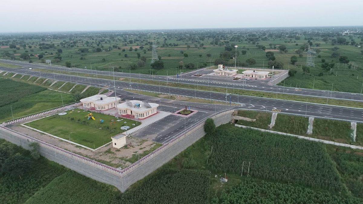 https://www.jagranimages.com/images/newimg/02042023/02_04_2023-mumbai_pune_expressway_23374015_1434306.jpg