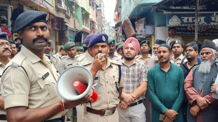 लोगों से शांति बनाने की अपील करते डीआईजी नवीन चंद्र झा। जागरण