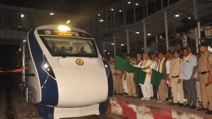 Vande Bharat: वंदे भारत ट्रेन के मथुरा स्टेशन पर पहुंचने पर जनप्रतिनिधिगण।