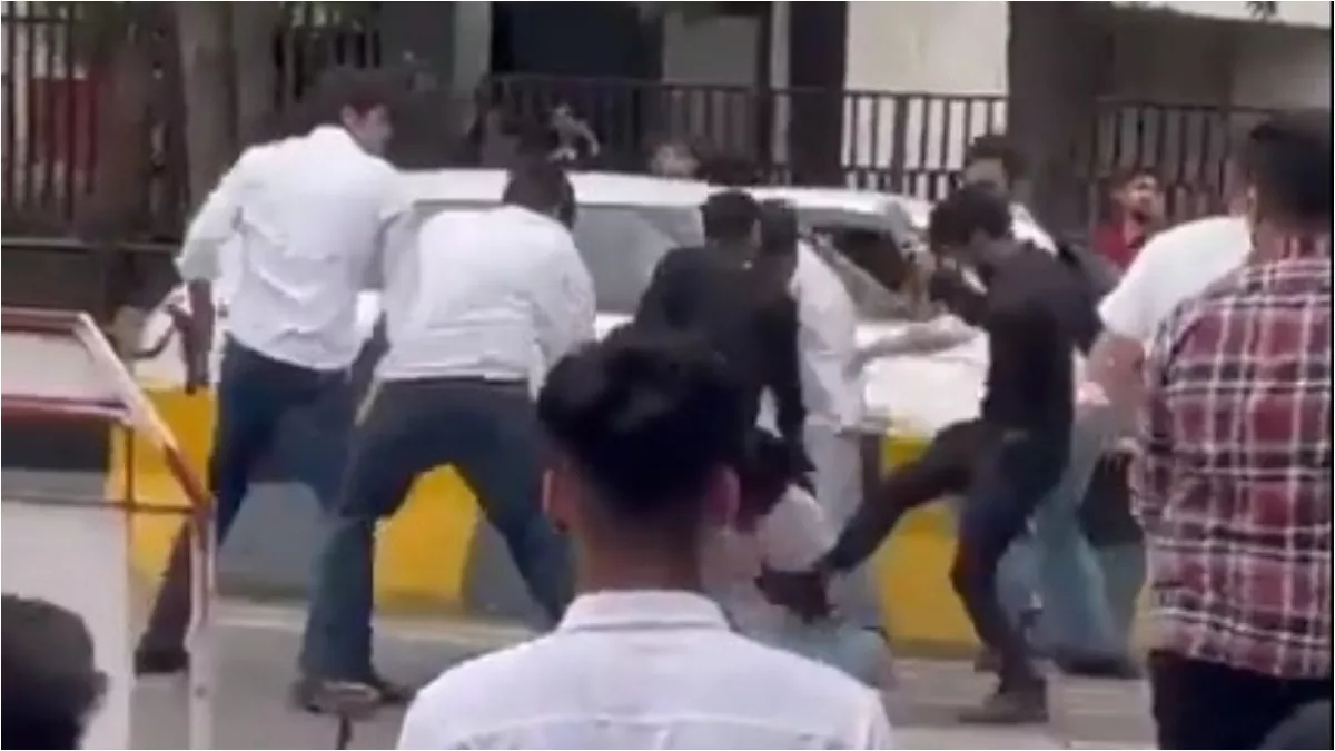 नोएडा में युवकों की गुंडागर्दी, बीच सड़क पर की मारपीट; वीडियो वायरल