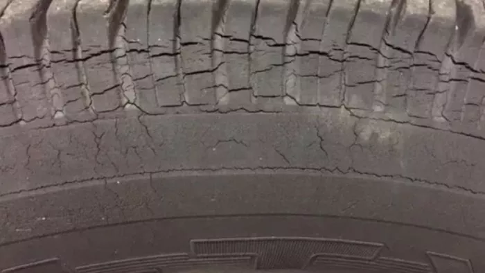 Car के Tire में Crack क्यों आते हैं और क्या इस परेशानी का समाधान हो सकता है। आइए जानते हैं।