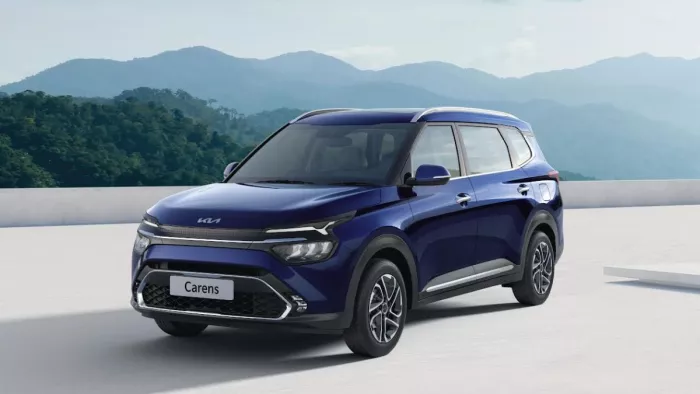 Kia Carens 2024 में मिले कई बेहतरीन फीचर्स, नया इंजन और वेरिएंट, जानें क्या है कीमत।