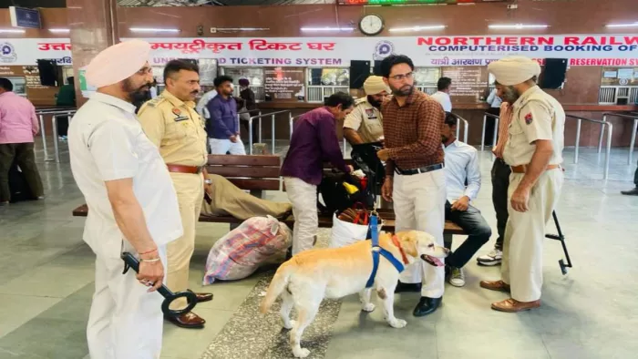 चुनाव के मद्देनजर रेलवे स्टेशन व बस स्टैंड पर चलाया सर्च अभियान।