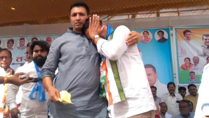 Lok Sabha Election 2024: कांग्रेस प्रत्याशी को सांत्वना देते जीतू पटवारी।