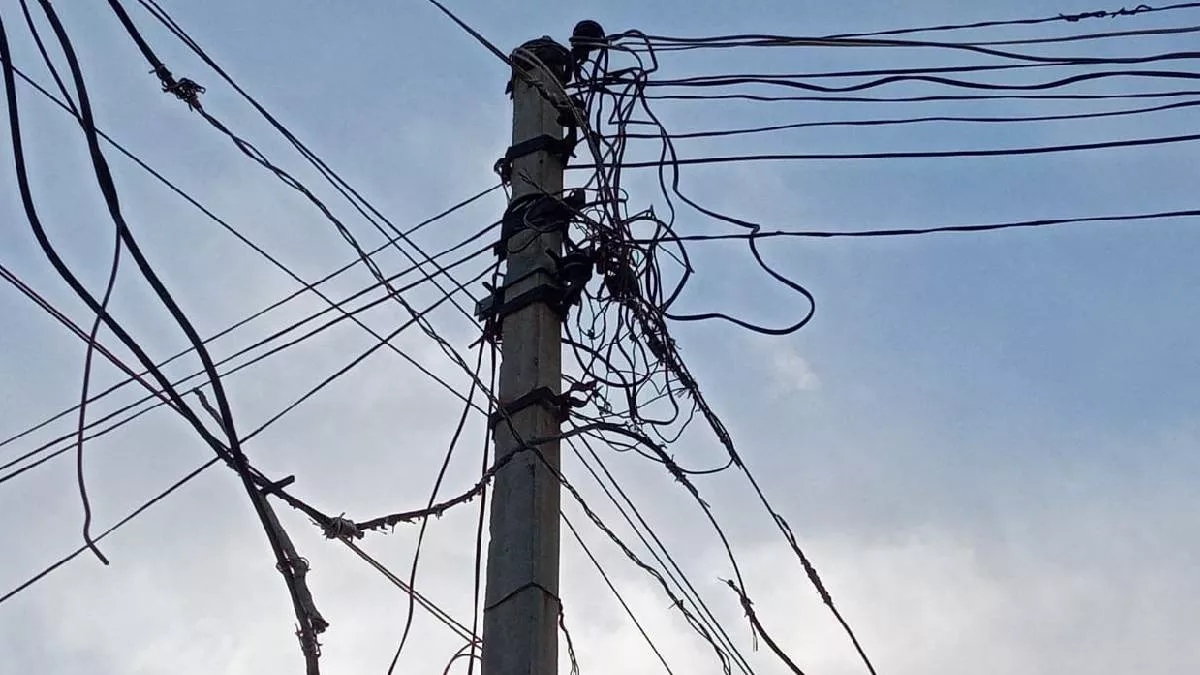 Power Cut: गांवों में दिन में चार घंटे हो रही कटौती, तो शहर में भी रुला रही बिजली; पीने के पानी के लिए भी पड़ रहा भटकना