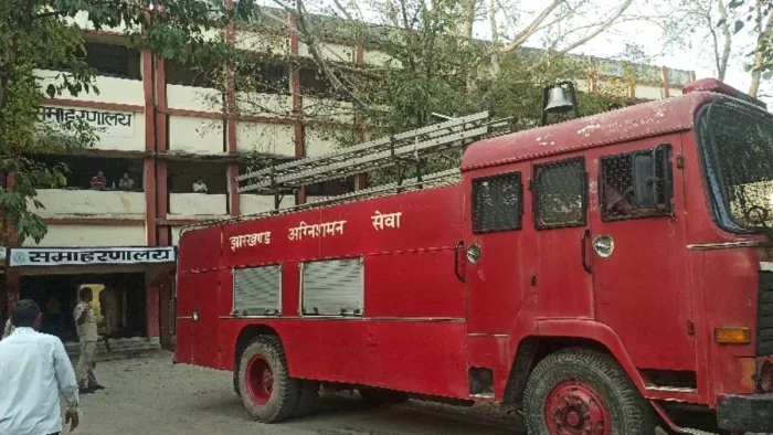 गढ़वा कलेक्ट्रेट में लगी भीषण आग, 3 लाख का सामान जलकर राख; अफसरों-कर्मियों में मची भगदड़ (फोटो- जागरण)