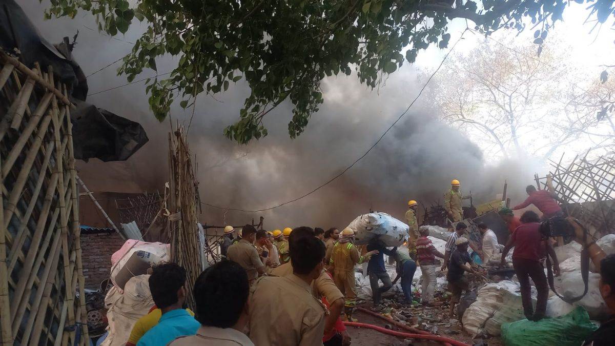 huge fire broke out in slums along railway line in kanpur 10 vehicles of fire brigade extinguishing the fire