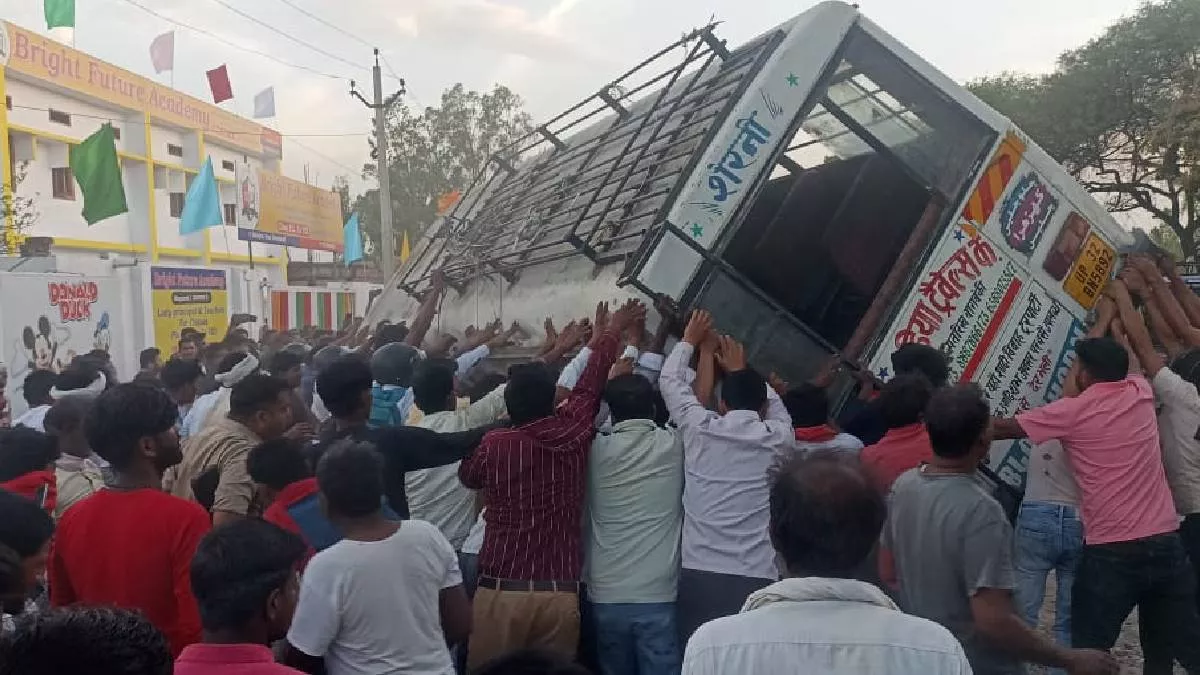 Barabanki Road Accident: पिकनिक मनाकर लौट रही स्कूल बस पलटी, पांच की मौत; 12 बच्चे गंभीर रूप से घायल