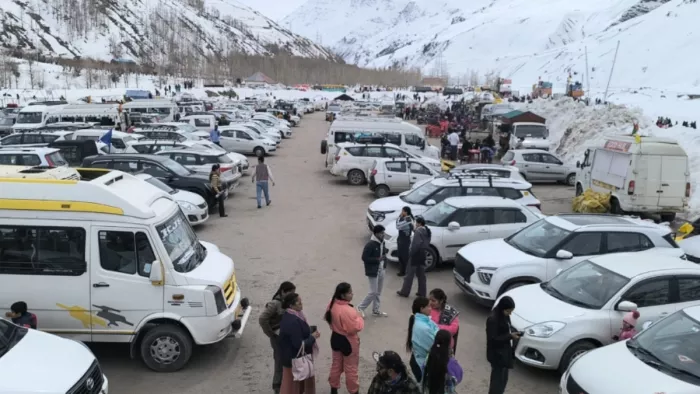 Himachal News: लाहौल घाटी में उमड़ा पर्यटकों का जनसैलाब