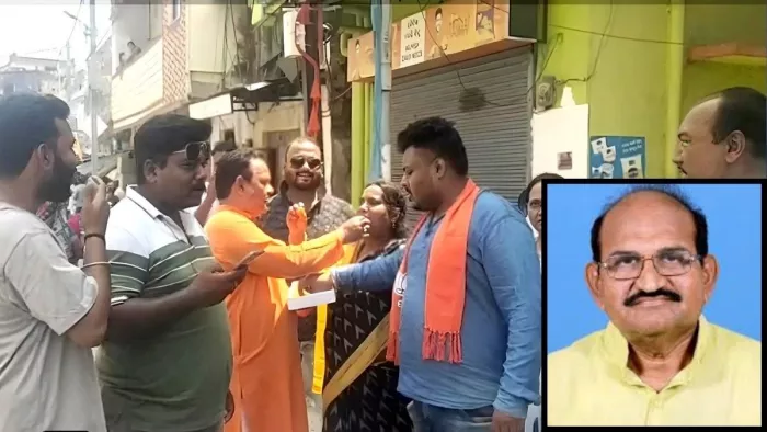 मिठाई बांटते जयनारायण मिश्र के समर्थक- फोटो जागरण।