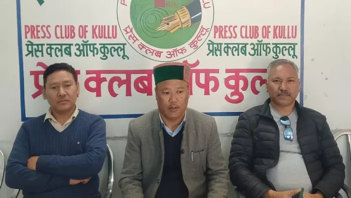 कुल्लू में पत्रकारों से बातचीत करते हुए लाहुल स्पीति कांग्रेस के महासचिव सुरेश कारदो। जागरण
