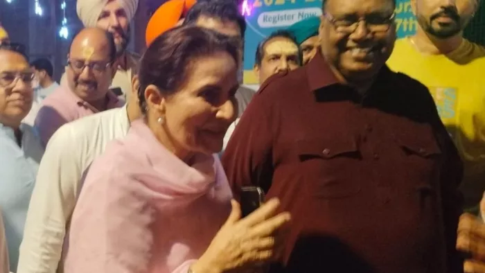 नाभा के एक धार्मिक समारोह में पहुंची परनीत कौर का स्वागत करते हुए राजेश बंसल बब्बू। फोटो- जागरण