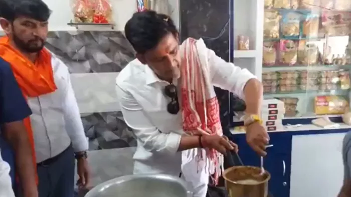 Lok sabha Election गोरखपुर में सांसद रवि किशन ने चाय बनाकर चुनावी अभियान की शुरुआत की।