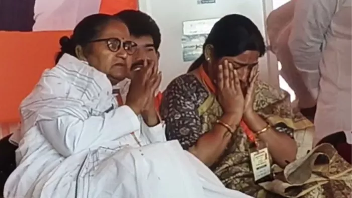 सीएम योगी के कार्यक्रम में मंच पर फूट-फूटकर रोयीं सांसद संघमित्रा मौर्य।