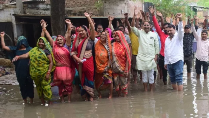 परेशानी झेल रहे लोगों ने पार्षद को उनके पति के साथ सीवर में खड़ा कराया।