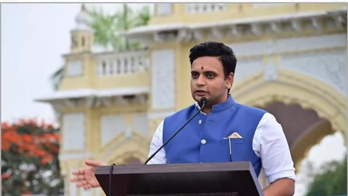 यदुवीर के चुनावी हलफनामे के अनुसार उनके पास 9 करोड़ रूपए की संपत्ति है। (फोटो - सोशल मीडिया)