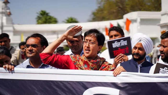 न्याय मंत्री कपिल मिश्रा के इस्तीफे की मांग को लेकर आप विधायकों ने प्रदर्शन किया। जागरण