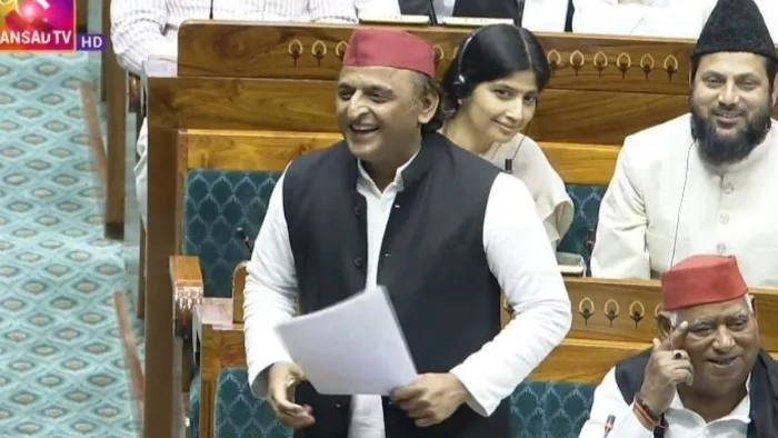 लोकसभा में अखिलेश यादव और अमित शाह के बीच तीखी नोकझोंक, जेडीयू पर भी तंज। (फोटो सोर्स- संसद टीवी)